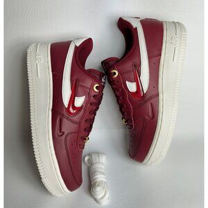D87- SIZE 6 WOMEN'S NIKE AIR FORCE 1'07 PRM TEAM RED/ SAIL- GYM RED DZ5616 600